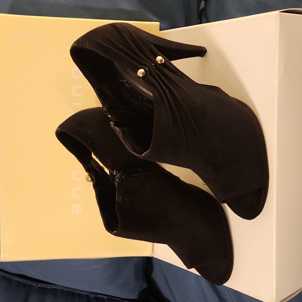 Ann Marino black plush heeled bootie